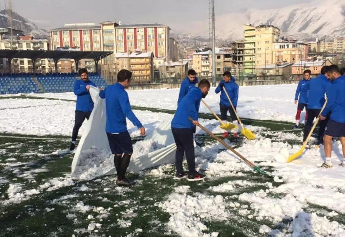 Futbolculardan Kar Temizliği