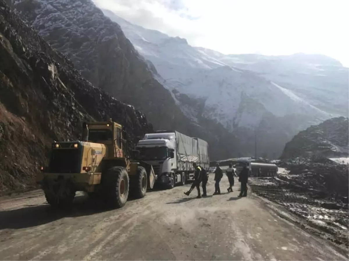 Hakkari-Van Karayolunda Mahsur Kalan Araçlar Kurtardı