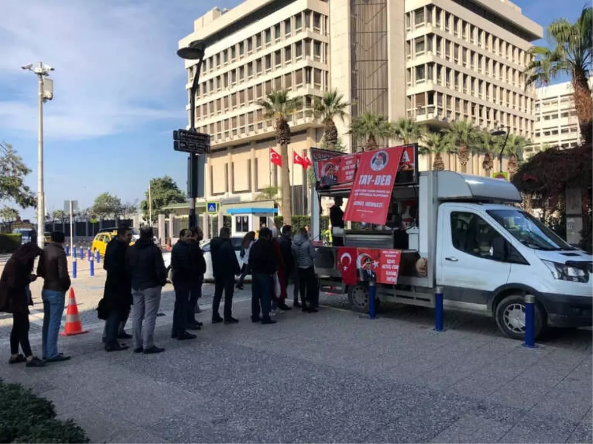 İzmir\'de Şehit Emniyet Müdürü Altuğ Verdi İçin Lokma Dağıtıldı