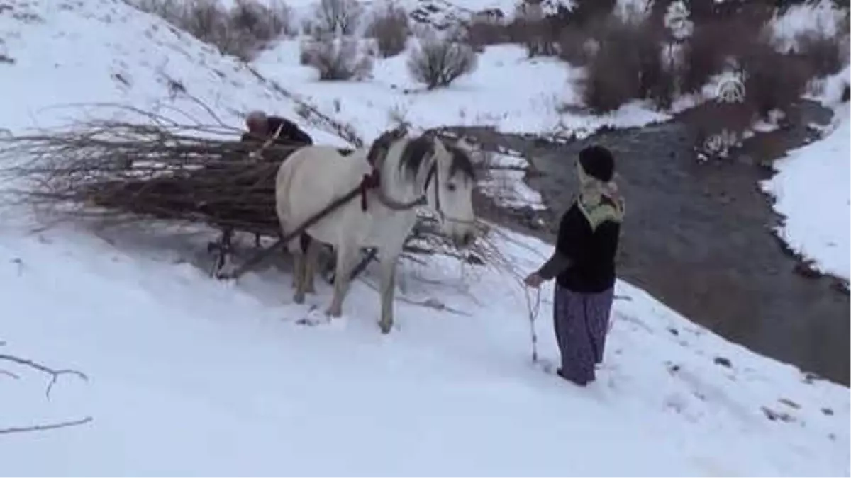 Muş\'ta Vatandaşların Kış Mesaisi