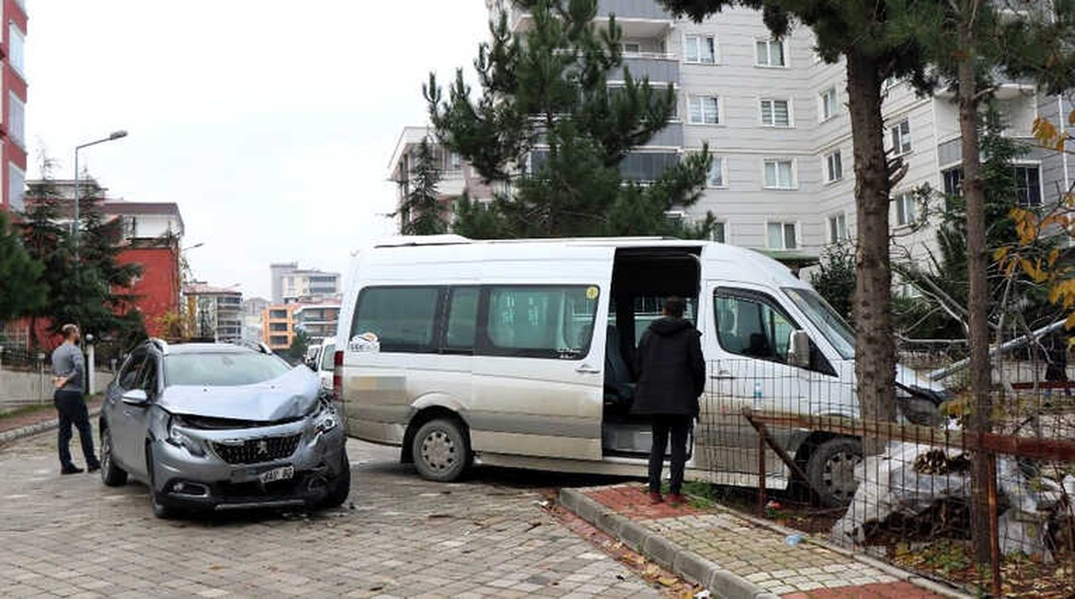 Öğrenci Servisi ile Otomobil Çarpıştı: 3 Yaralı