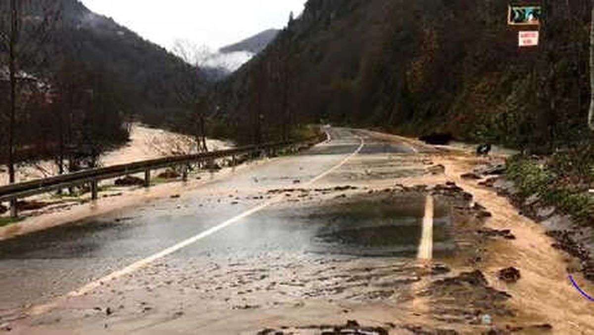 Rize\'de Sağanak Sel ve Heyelana Yol Açtı, Yollar Kapandı