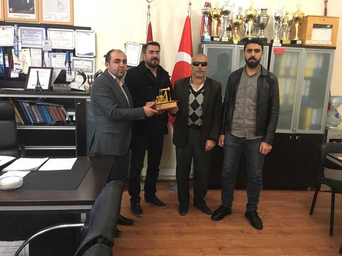 Şehit Yakınlarından Okul Müdürüne Plaket