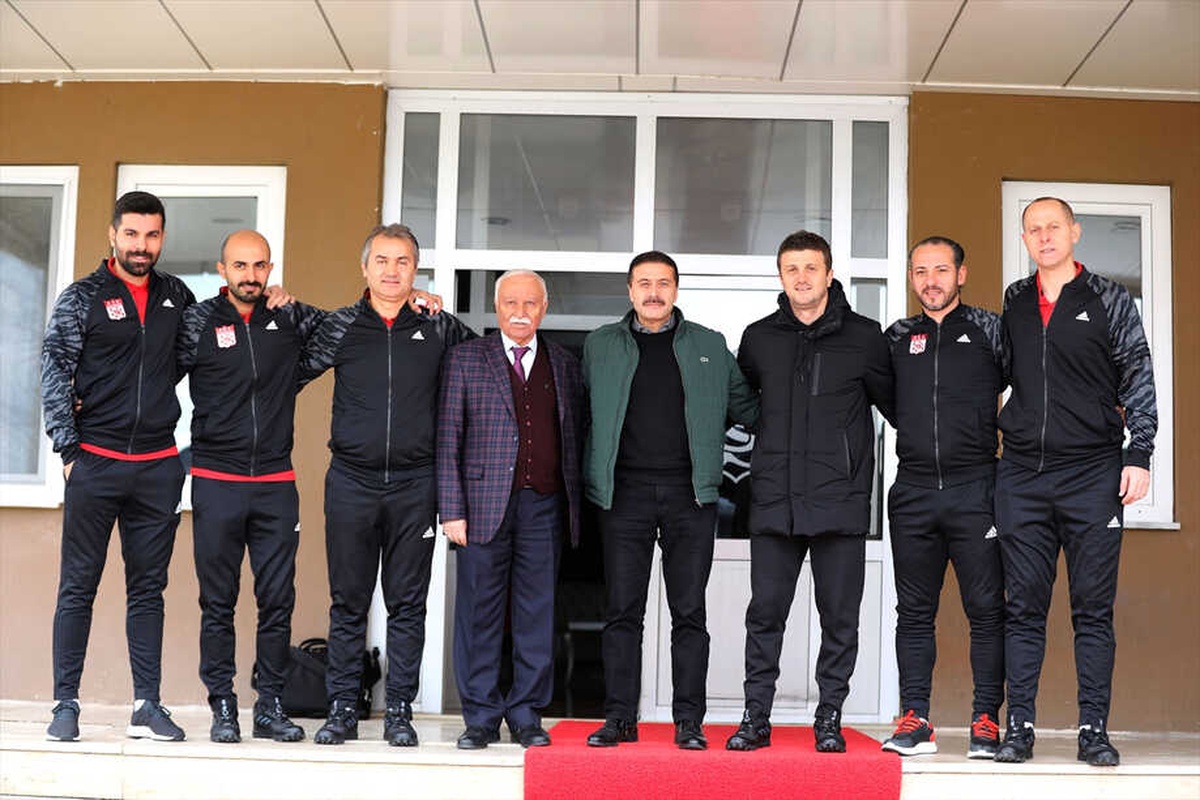 Sivasspor Kafilesi İstanbul\'a Gitti