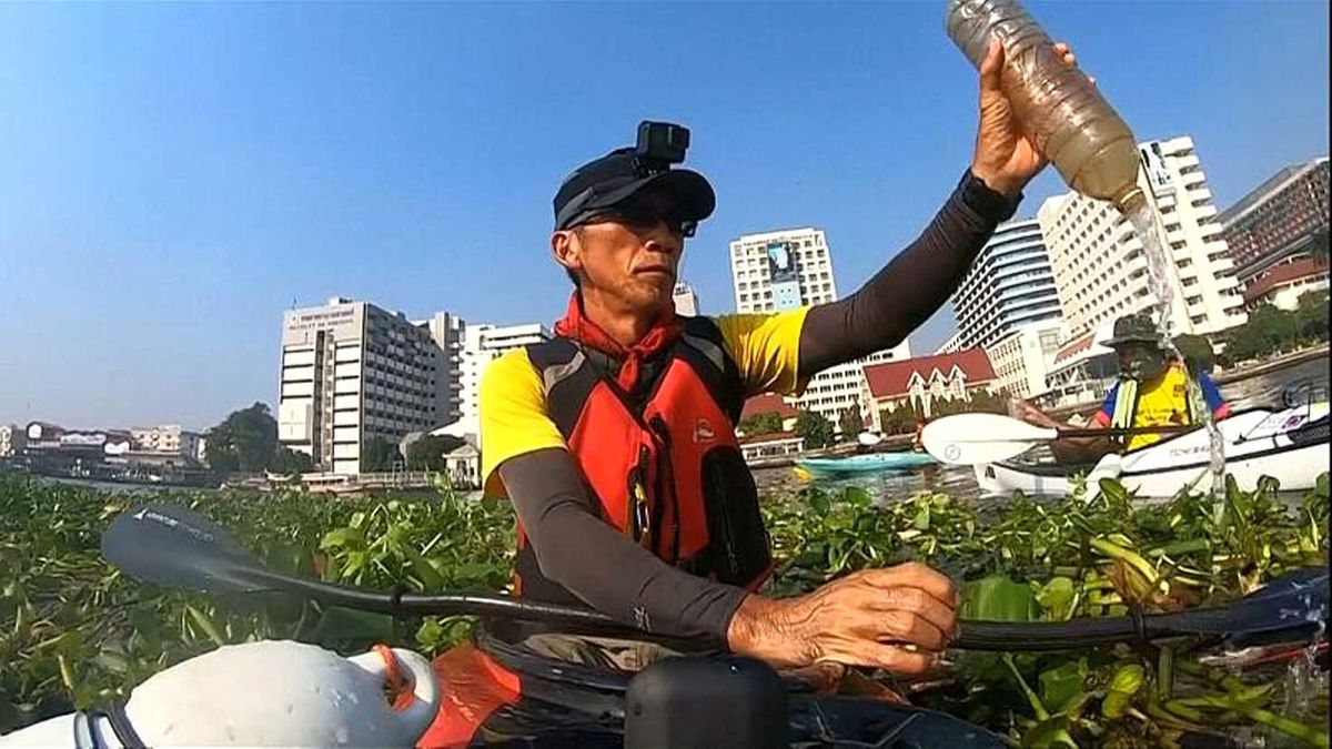Tayland\'da Çevreciler Nehirde Kürek Çekerek Çöp Topluyor
