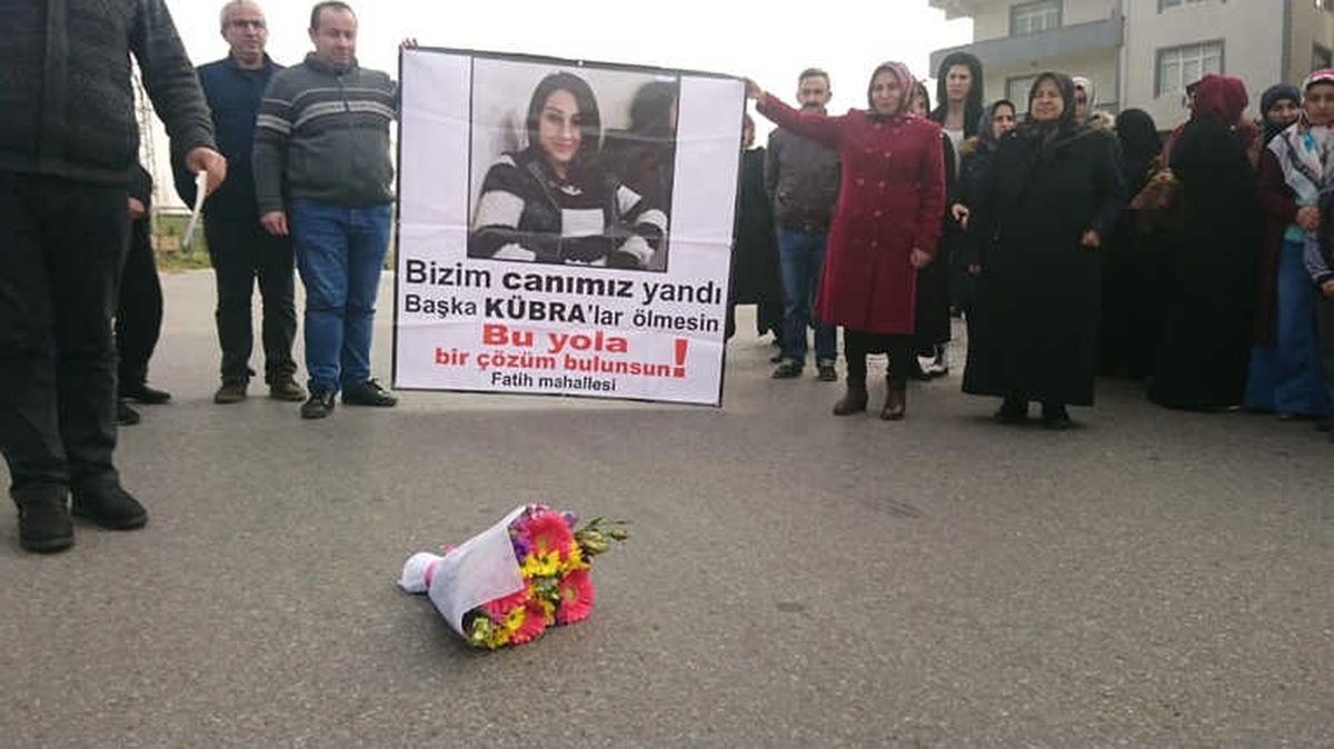 Tuzla\'da Otomobil Çarpması Sonucu Hayatını Kaybeden Genç Kızın Ailesi ve Yakınları Eylem Yaptı