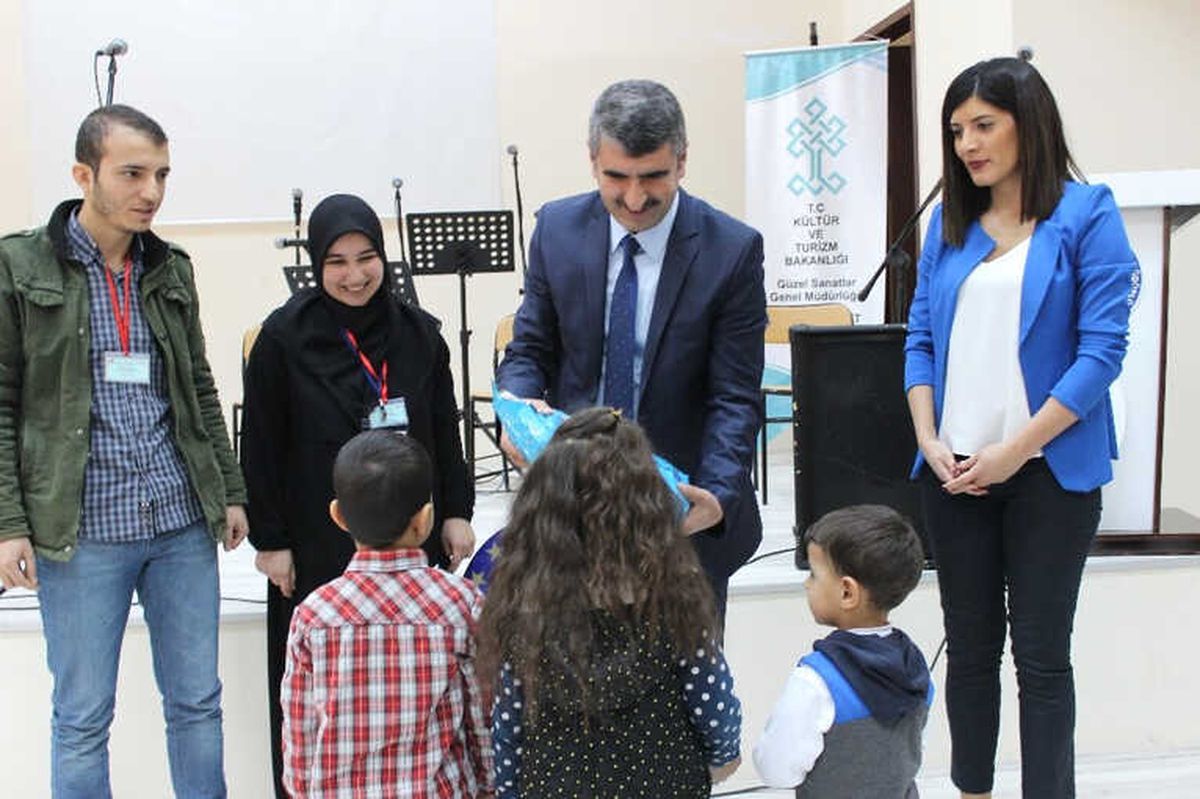 Üniversite Öğrencileri Mahkum Kadın ve Çocuklarının Yüzlerini Güldürdü