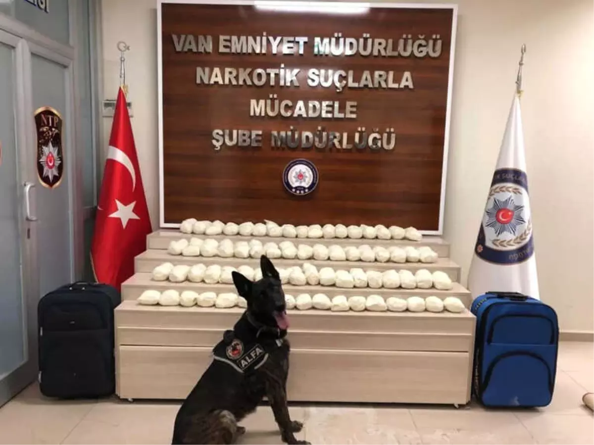 Van\'da 2 Valiz İçerisinde 55 Kilo Eroin Ele Geçirildi