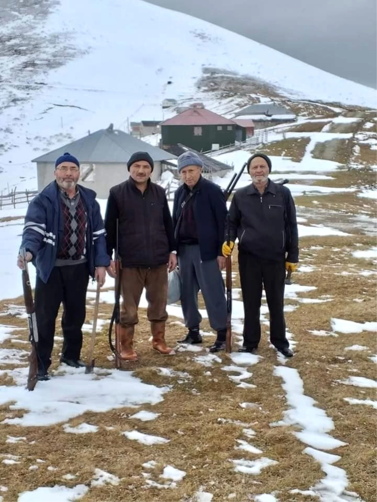 Yayla Evlerine Ayıların Girdiğini Duyunca Tüfeklerini Alıp Yaylaya Çıktılar