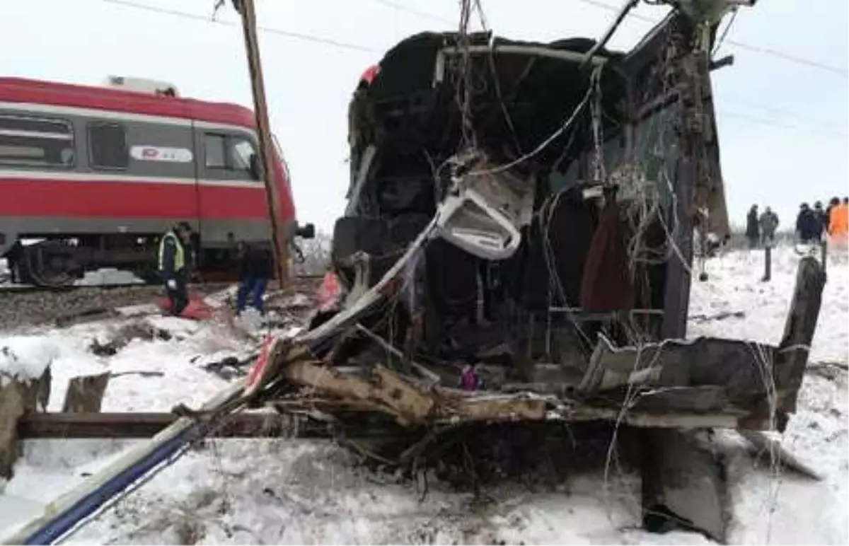 Yolcu Treni Okul Servisine Çarptı: 5 Ölü, 30 Yaralı