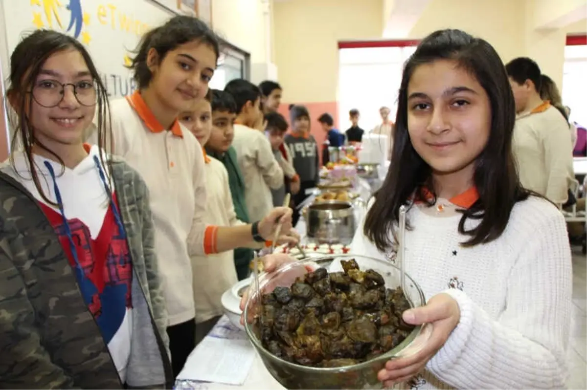 Yöresel Yemek Tariflerini Avrupalı Arkadaşlarıyla Paylaşıyorlar