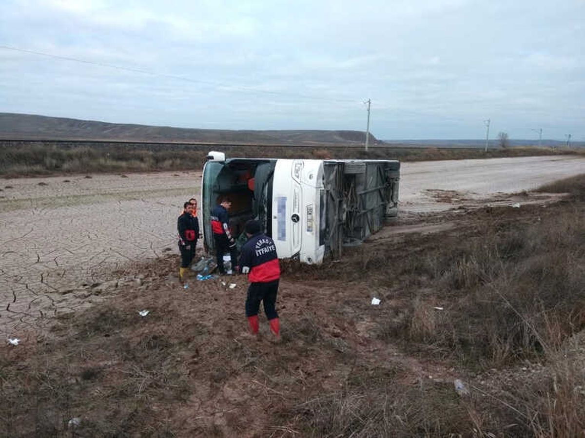 Yozgat\'ta Yolcu Otobüsü Devrildi: 1 Ölü, 15 Yaralı