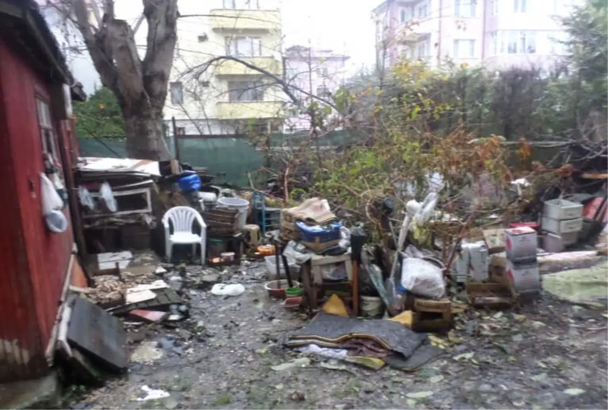 Zabıta Kepçe ile Çöp Evi Temizlemeye Geldi, Ev Sahibi Evinin Yıkılacağını Zannetti