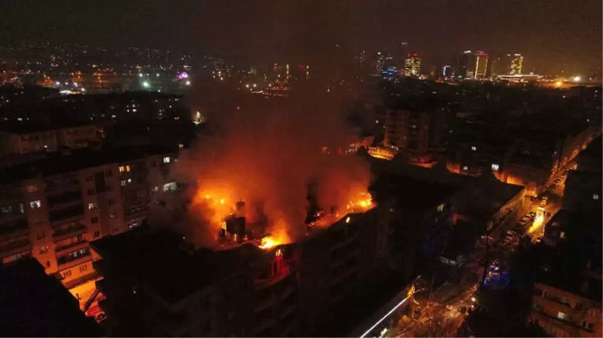7 Katlı Binada Çıkan Yangın Bursa\'yı Aydınlattı