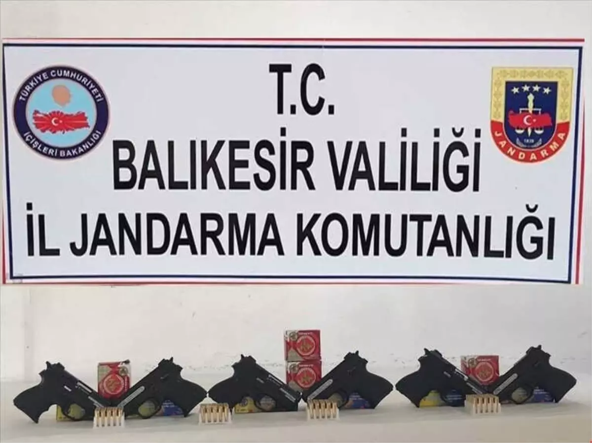 Ayvalık\'ta 6 Tabanca ve 100 Mermi ile Yakalanan Şahıs Tutuklandı