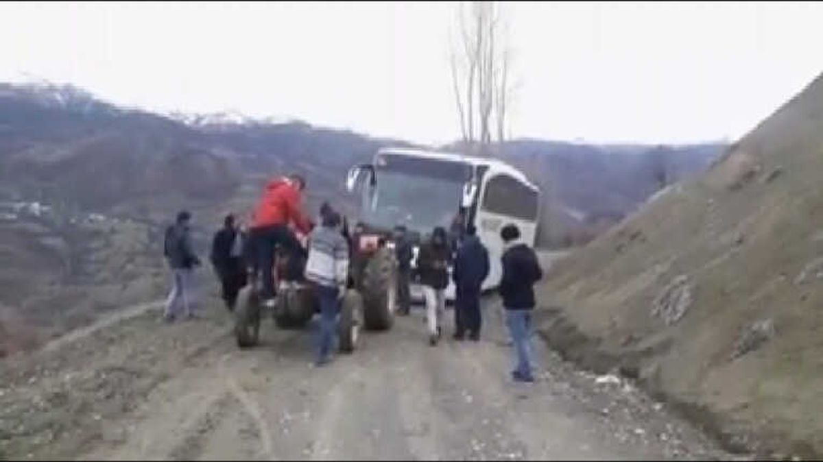 Çamura Saplanan Yolcu Otobüsünü Traktörle Kurtardılar