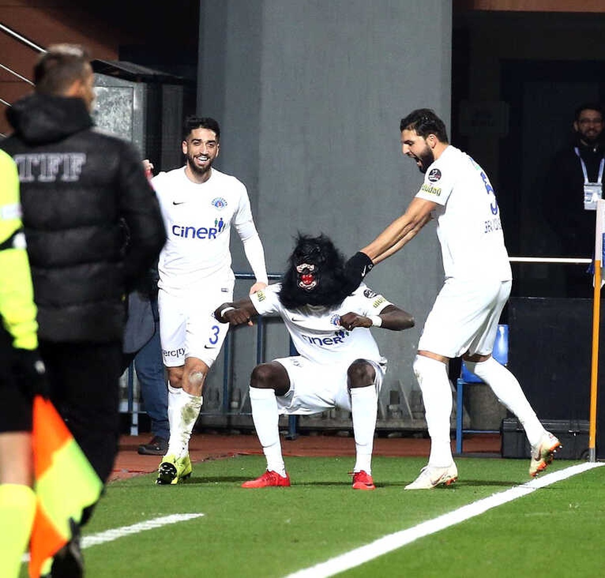 Diagne\'yi Maske Sevinçleri Yaktı