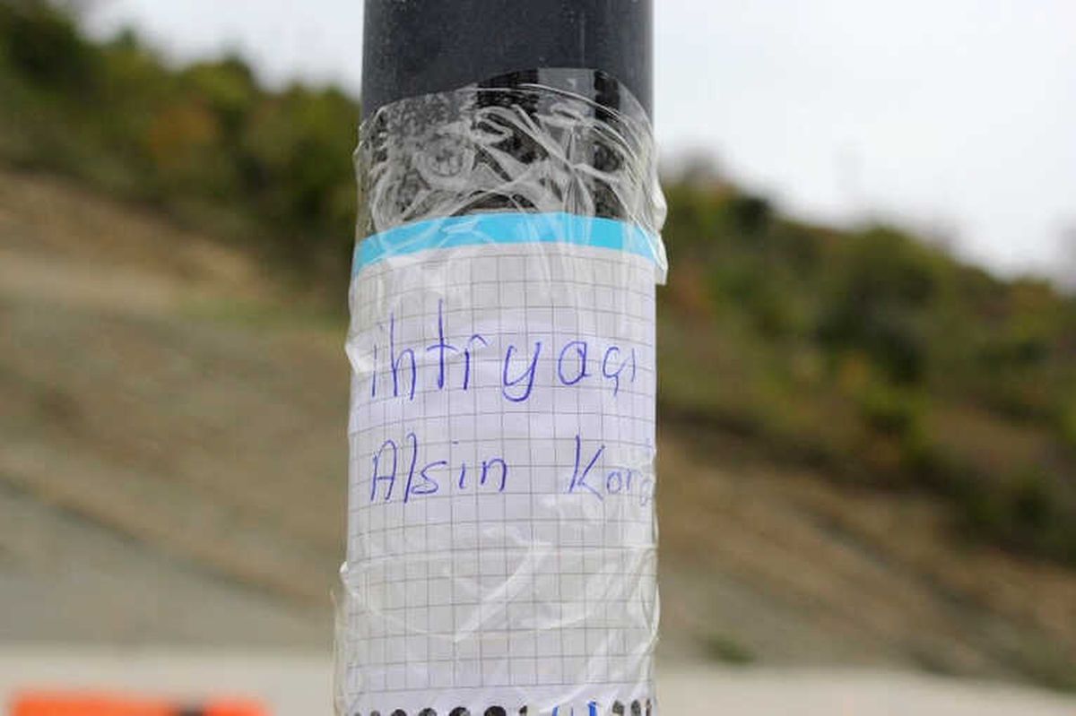 Hayırsever, Bisikletiyle Geldiği Korkuluklara Giysileri Asıp Kayboldu