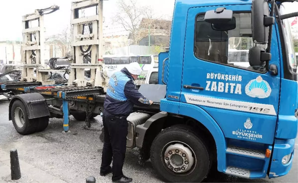 İstanbul Trafiğine Yolda Kalan Araçların Yardımına Zabıta Koşuyor