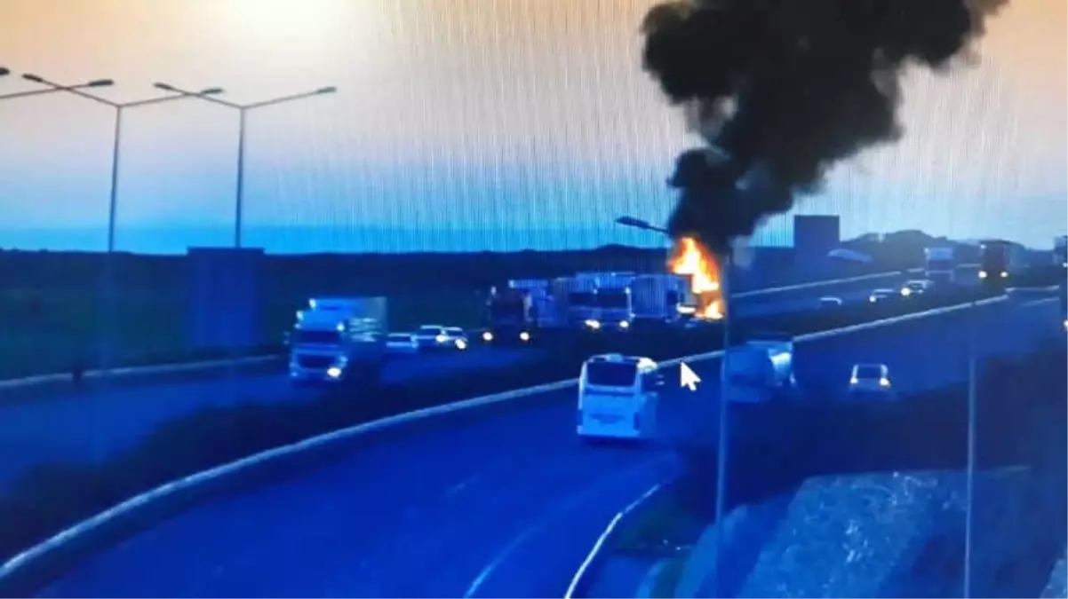 Makarna Yüklü Tır Alev Aldı