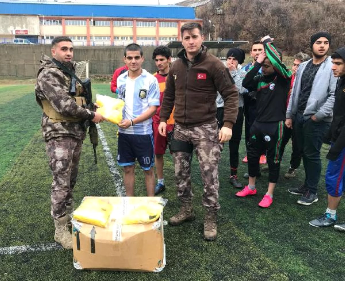 Şemdinli\'de Özel Harekatçılardan Futbolculara Spor Malzemeleri