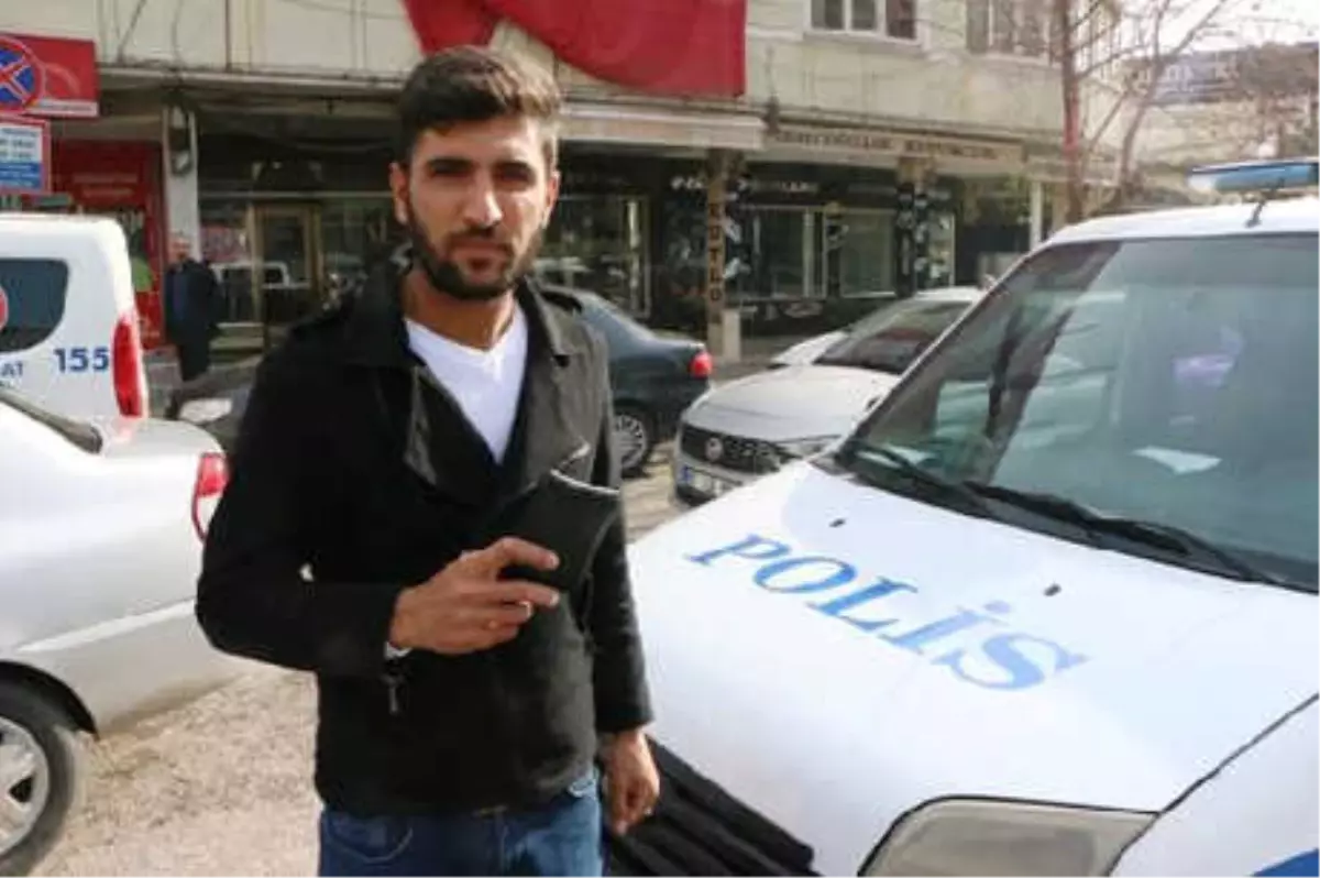 Yolda Bulduğu Cüzdanı Polise Teslim Etti