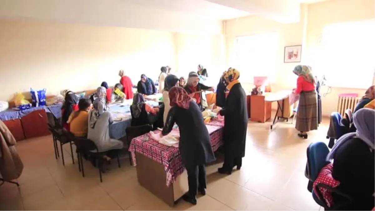 AK Parti\'li Kadınlar Atık Kumaştan Bez Çanta Yaptı