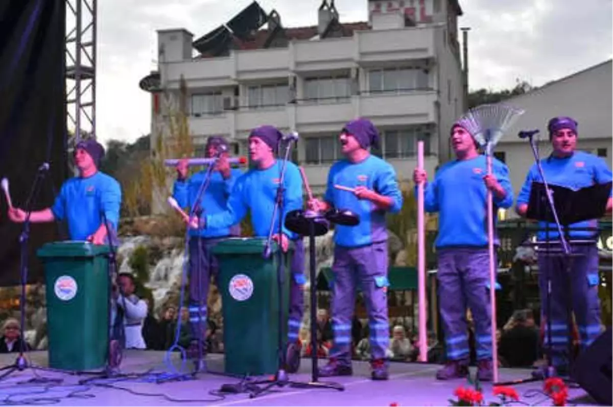 Atık Materyallerden Yaptıkları Müzik Aletleriyle Konser Verdiler