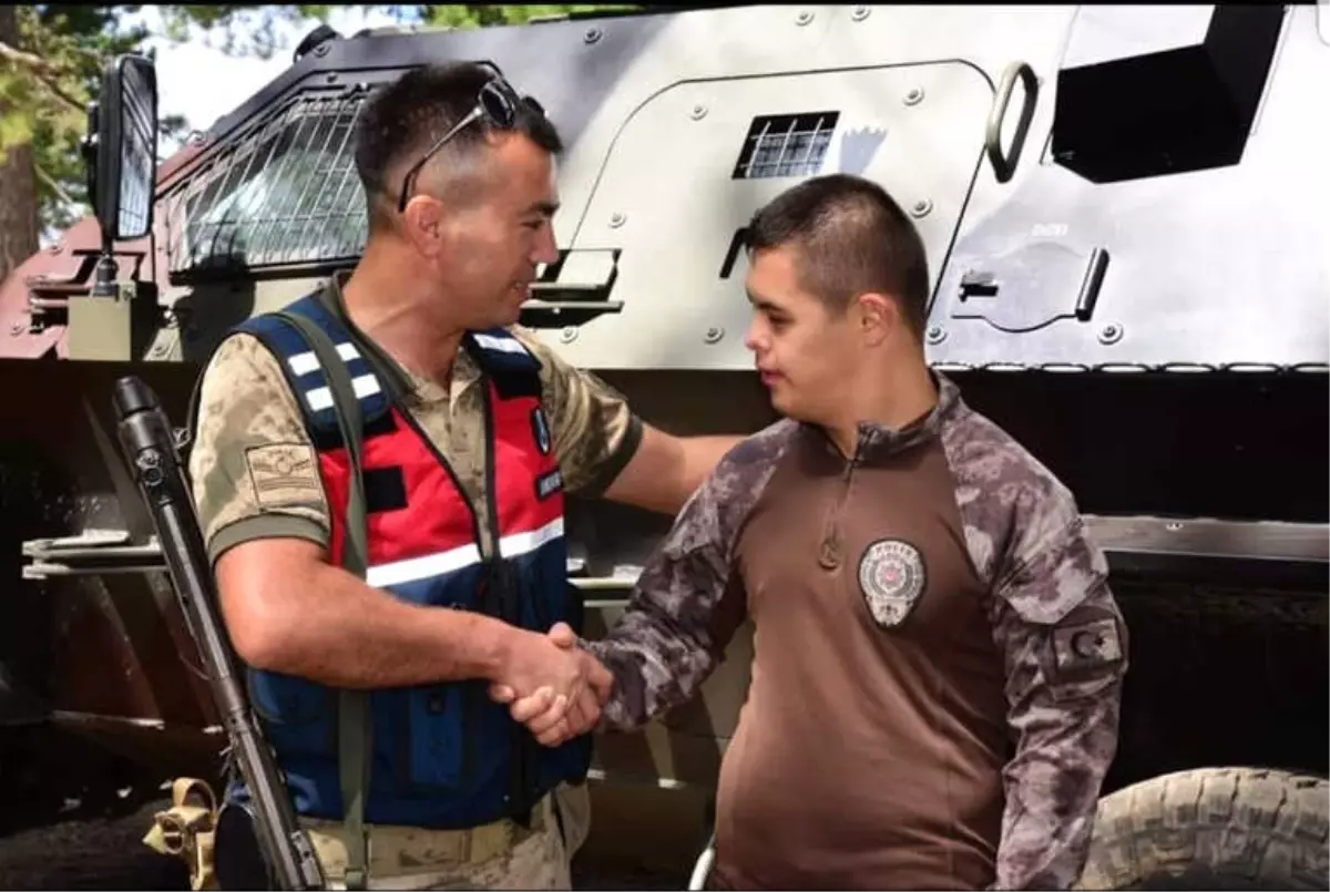 Down Sendromlu Gencin Komando Andı Sosyal Medyayı Salladı