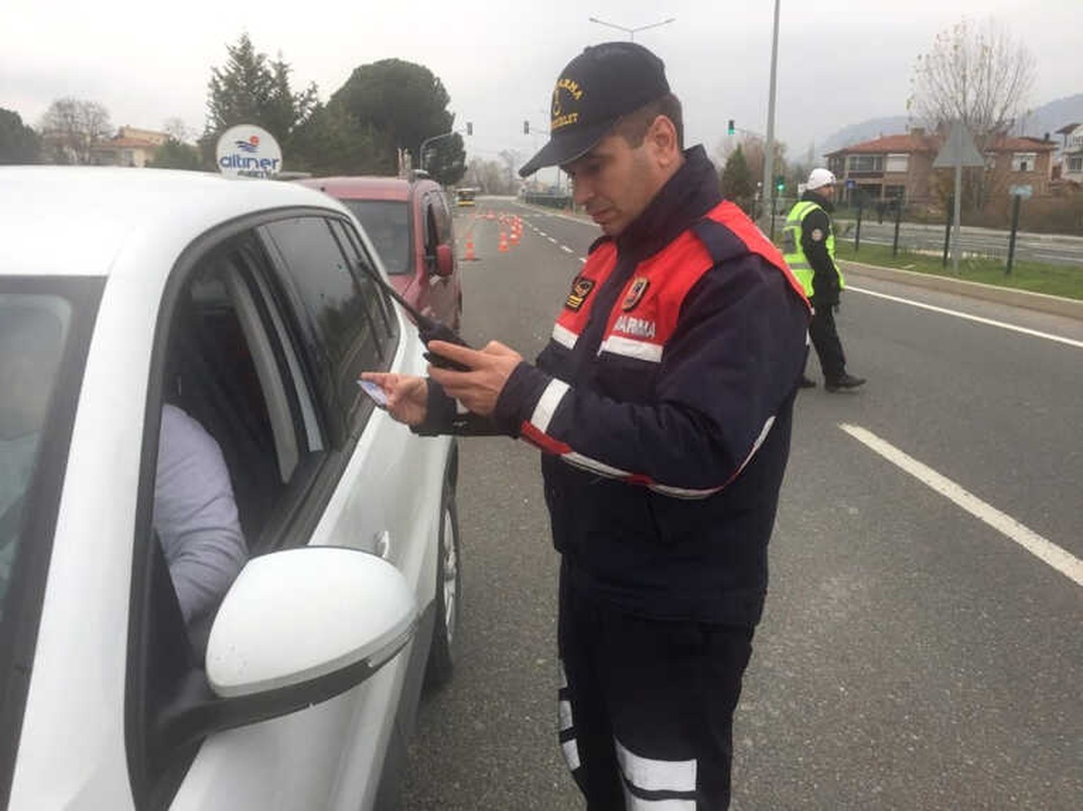 Edremit\'te Polis ve Jandarma Kara Yolunda Kuş Uçurtmuyor