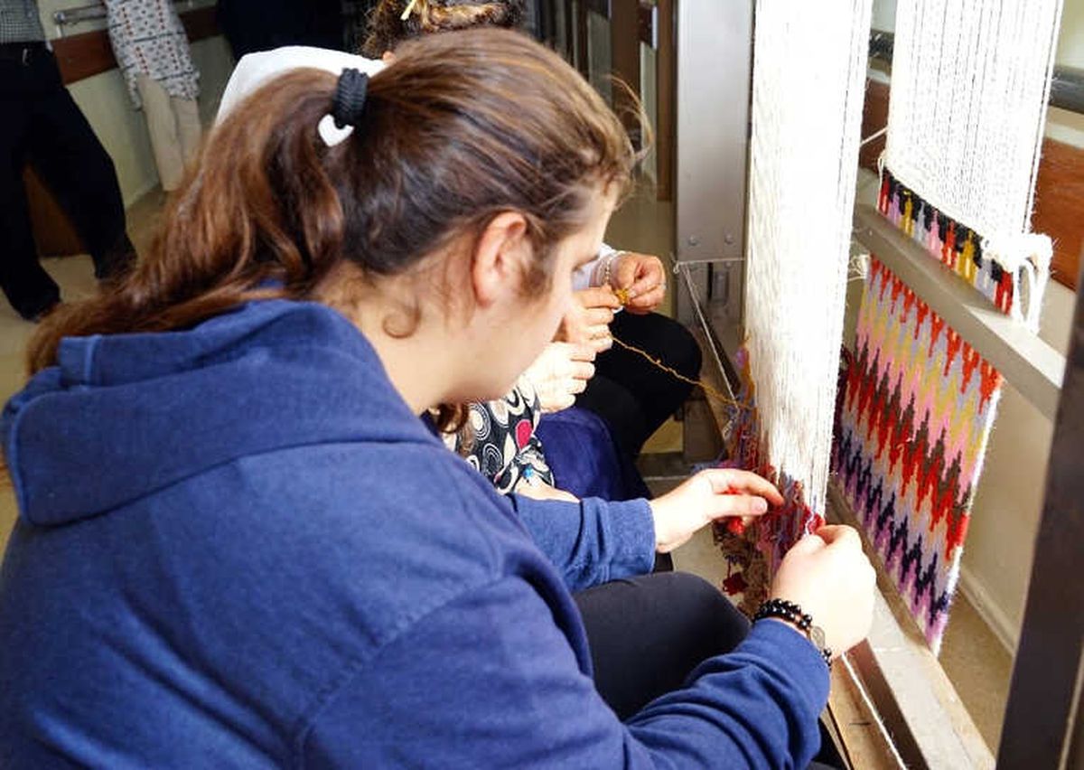Felçli Hastalar Hastanede Kilim Dokuyarak Hem Meslek Öğreniyor Hem de Tedavi Oluyorlar