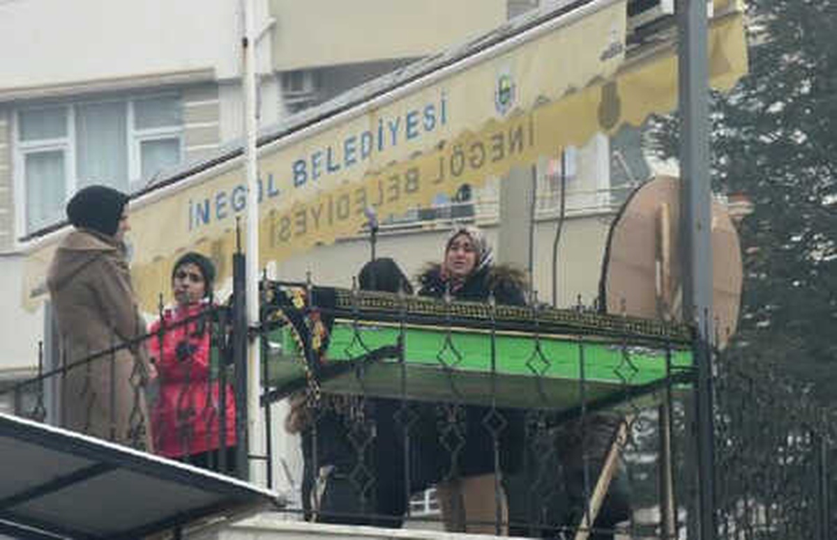 Gülistan Öğretmen, Toprağa Verildi