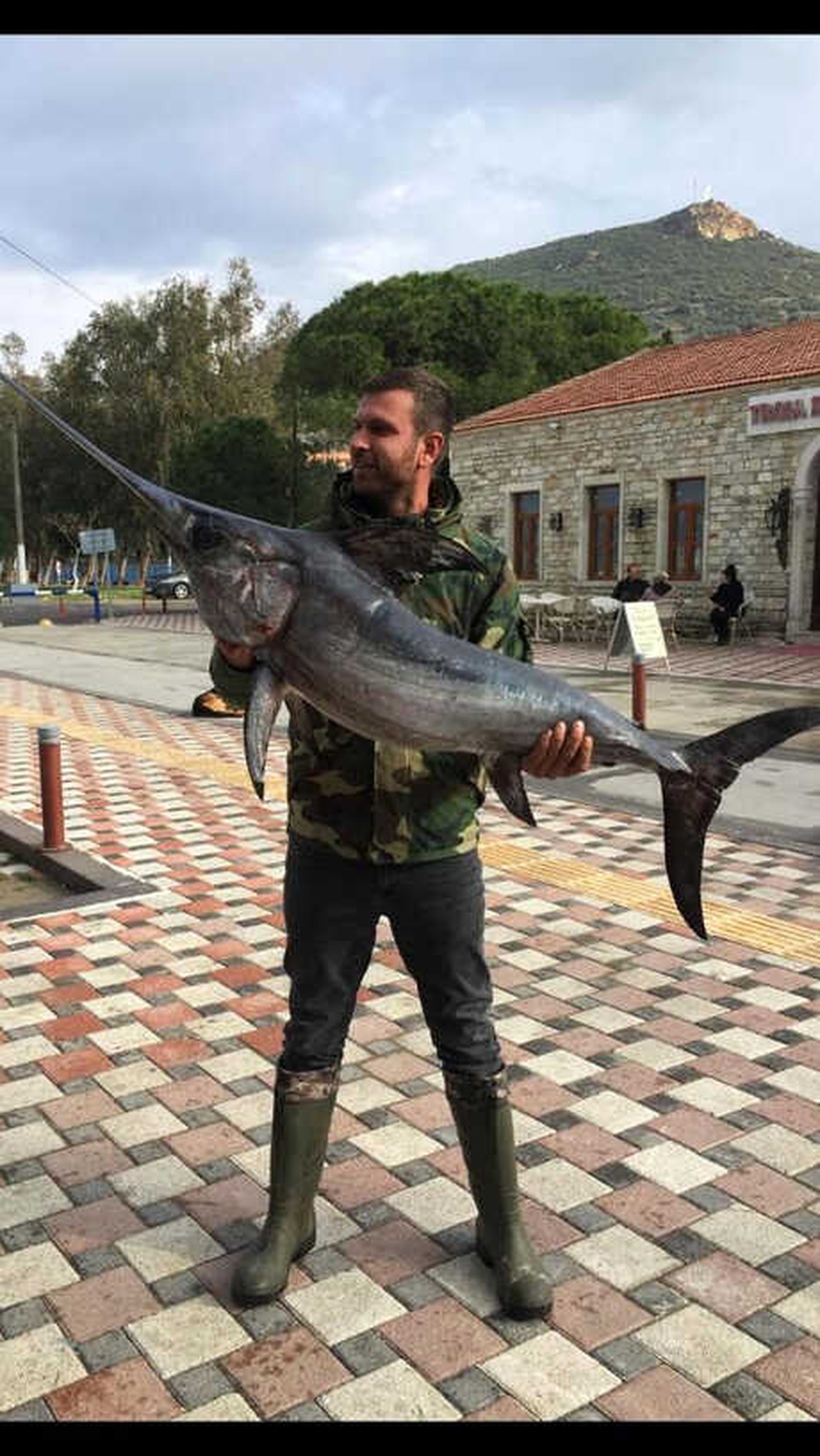 İzmir Yeni Foça\'da Oltayla 42 Kiloluk Kılıç Balığı Yakaladılar