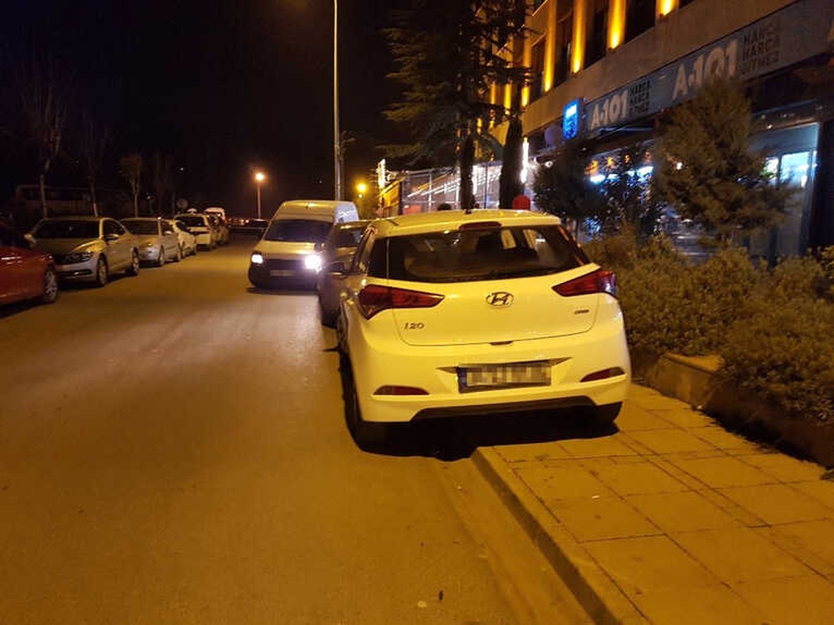 Kaldırımlara Park Eden Araçlar Can Güvenliğini Hiçe Sayıyor