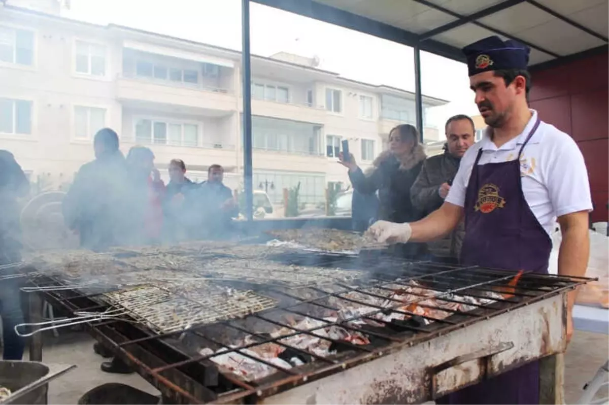 Kocaeli\'de 1 Ton Hamsi Kemençe ve Horon Eşliğinde 2 Saatte Tükendi