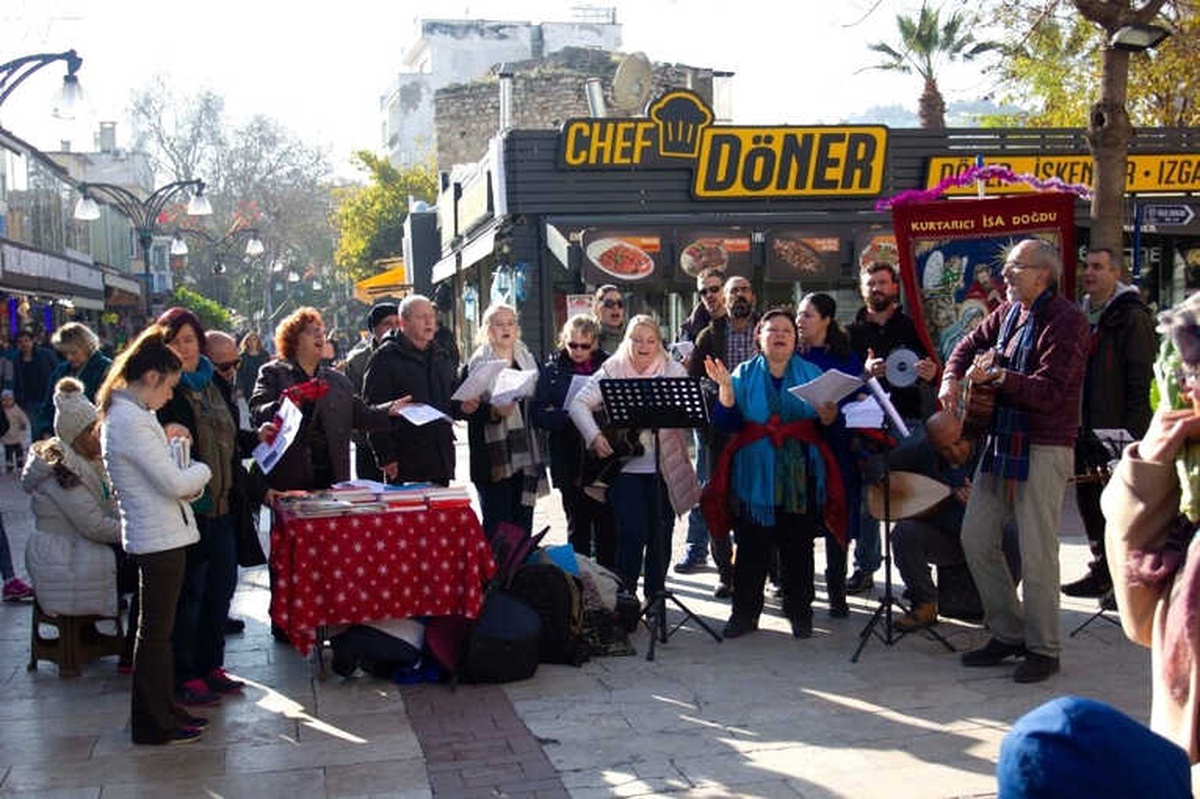 Kuşadası\'nda Yabancılardan Erken Yeni Yıl Kutlaması