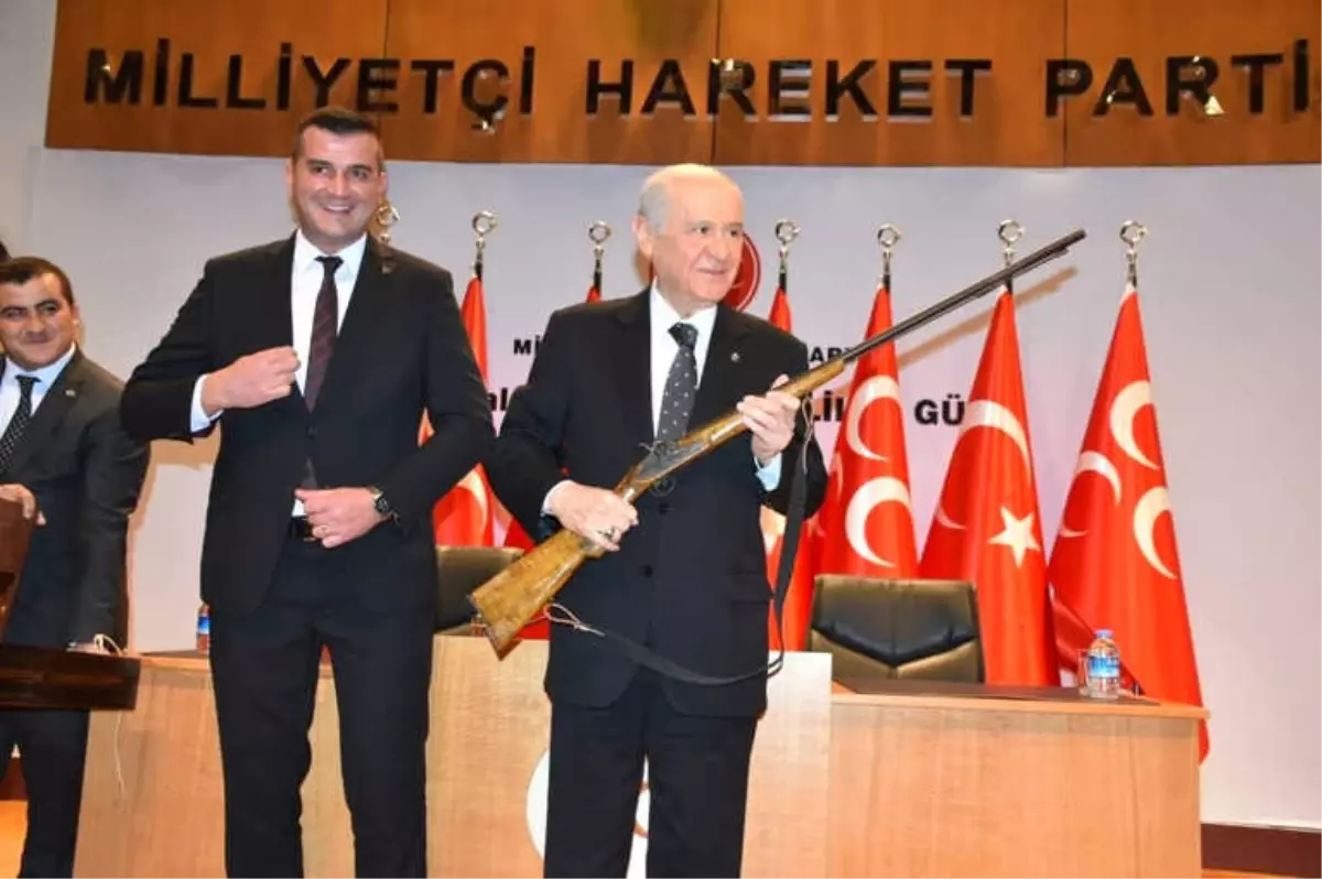 MHP Aydın Teşkilatlarından Bahceli\'ye Efelerin Kullandığı Çifte Dolma Tüfek Hediye Edildi