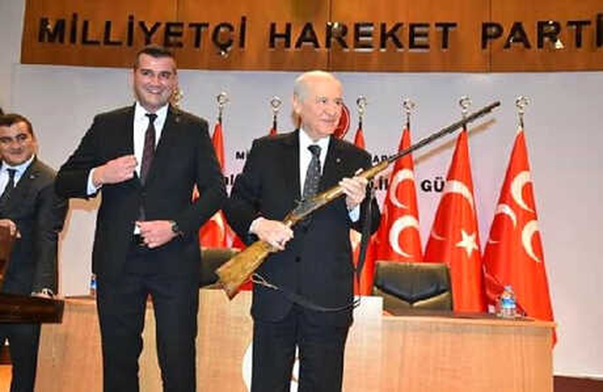 MHP Lideri Bahçeli\'ye Antika Tüfek Hediye Edildi- Yeniden