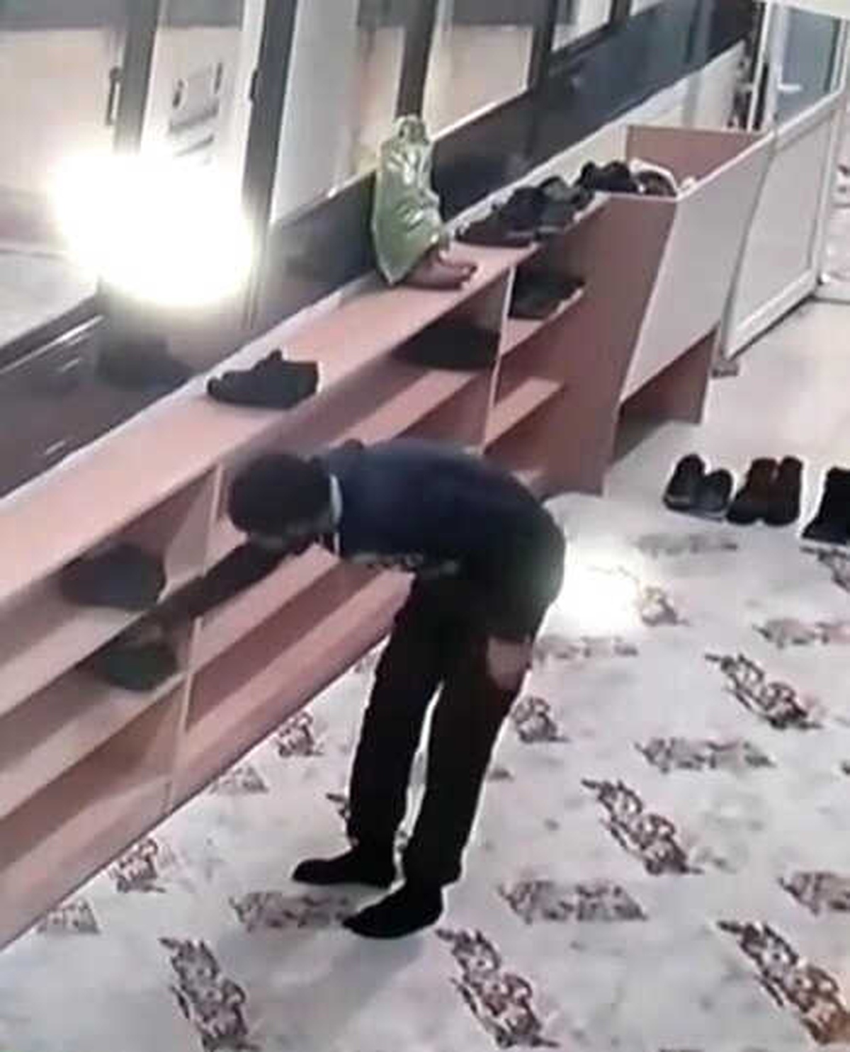 Namaz Kılan Vatandaşın Ayakkabısını Çaldı