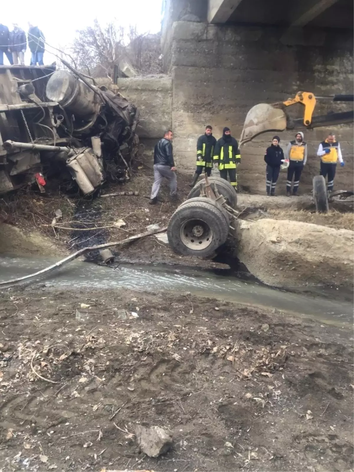 Pancar Yüklü Kamyon Dereye Uçtu: 1 Ölü