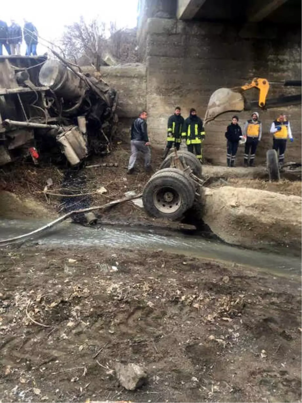 Pancar Yüklü Kamyon Dereye Uçtu, 1 Ölü