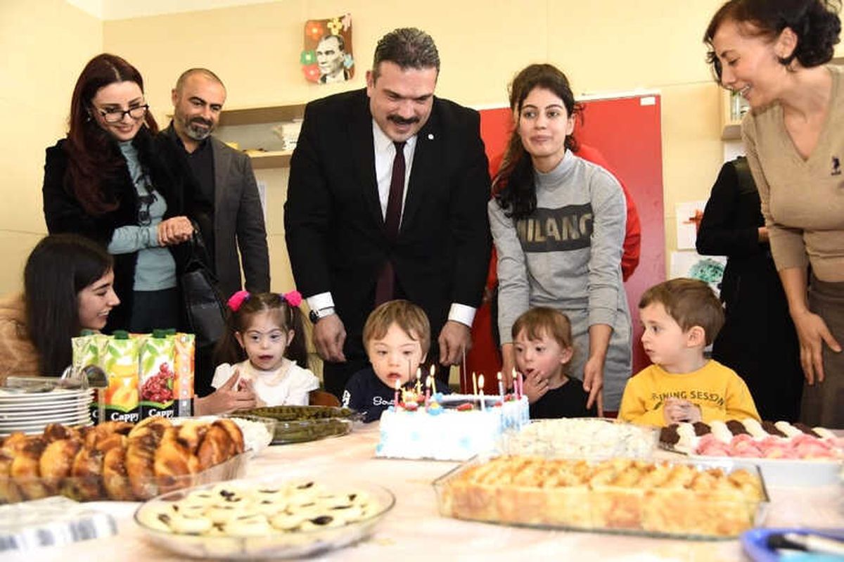 Rektör Çomaklı, Engelli Öğrenciyi Doğum Gününde Yalnız Bırakmadı