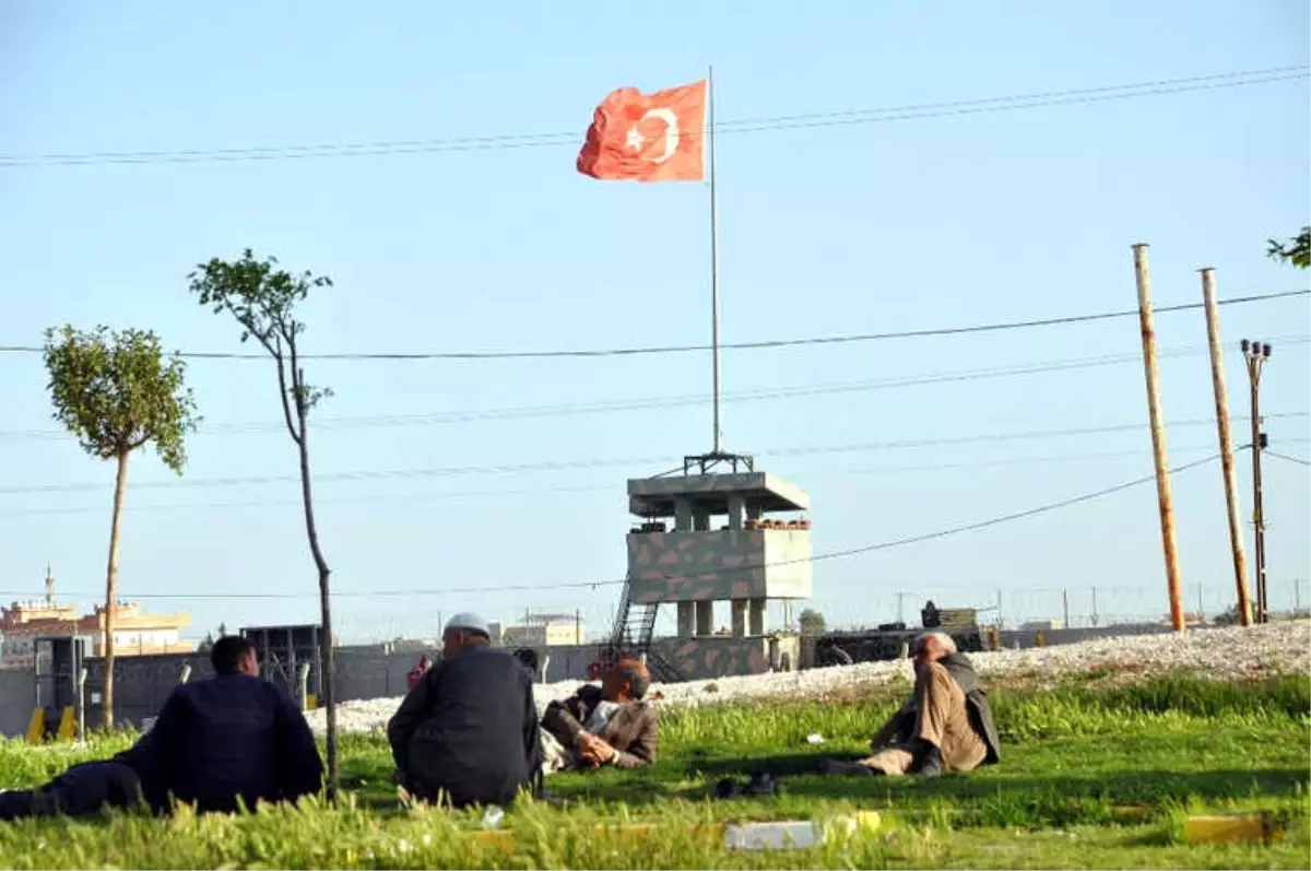 Suriyeliler Sıfır Noktasında Vatan Hasretini Gideriyor