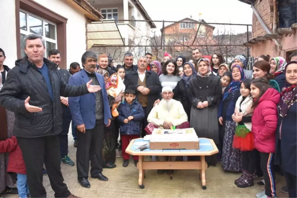 195 Torunu Olan Dedeye Doğum Günü Sürprizi