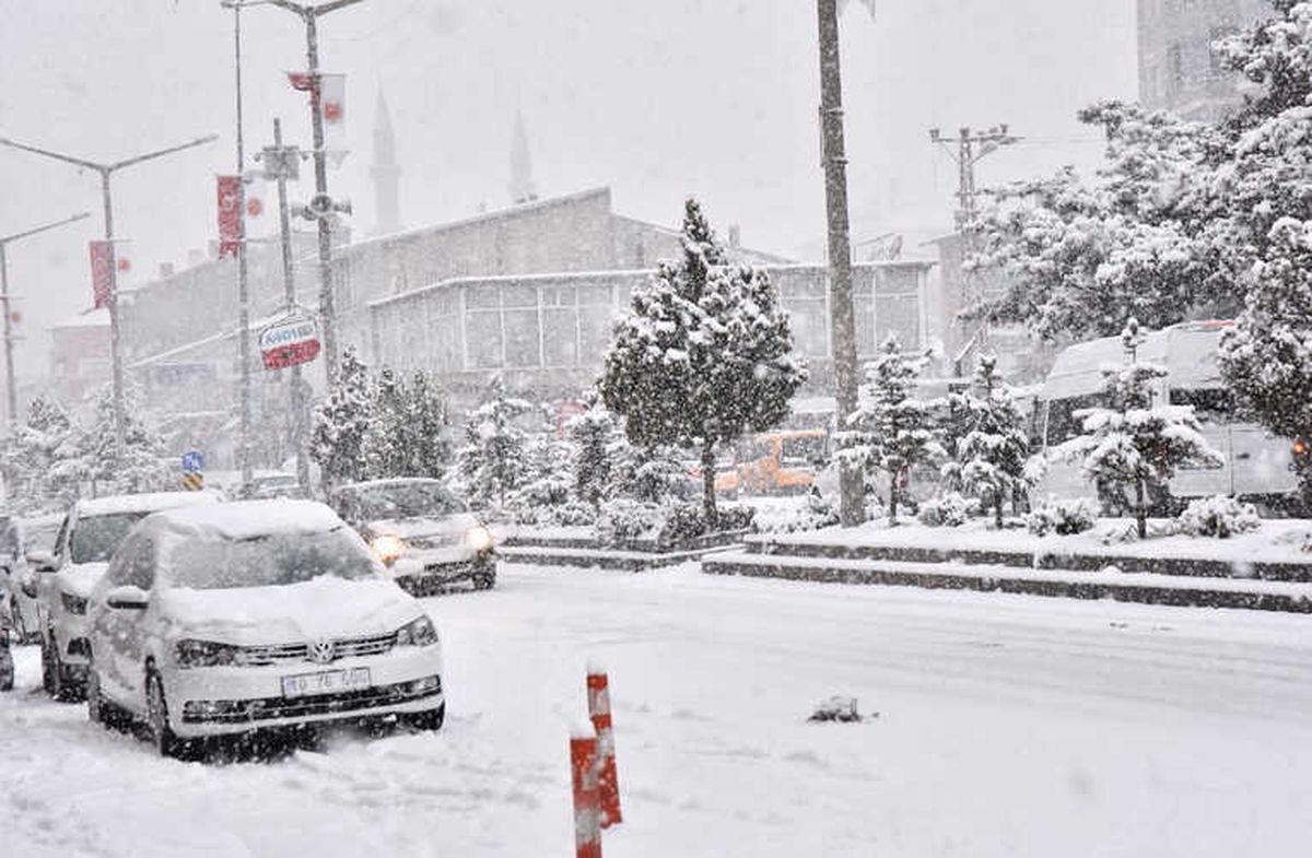 Ahlat\'ta Kar Yağışı