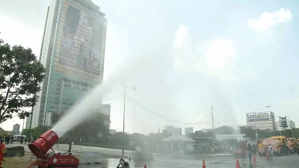 Bangkok Belediyesi Hava Kirliliği Sebebiyle Cadde ve Kaldırımları Yıkadı