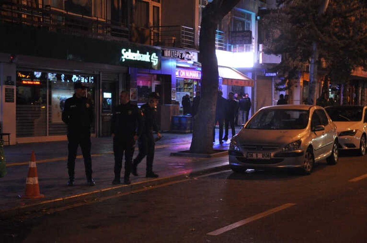 Başkent\'te Eğlence Mekanı Çıkışı Silahlı Kavga: 3 Yaralı