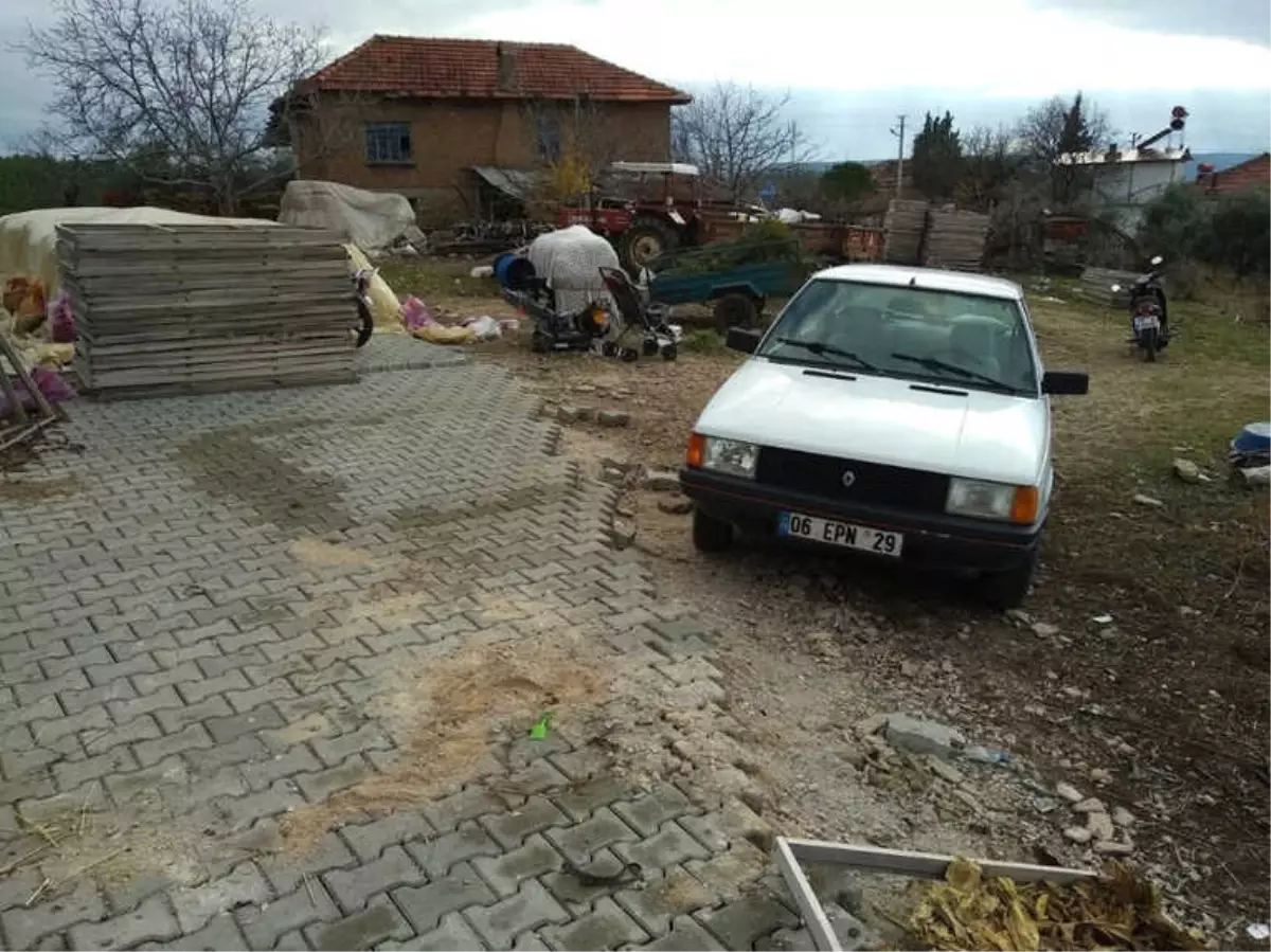 Belediye Parke Taşını Yol Yerine Vatandaşın Tarlasına Döşedi