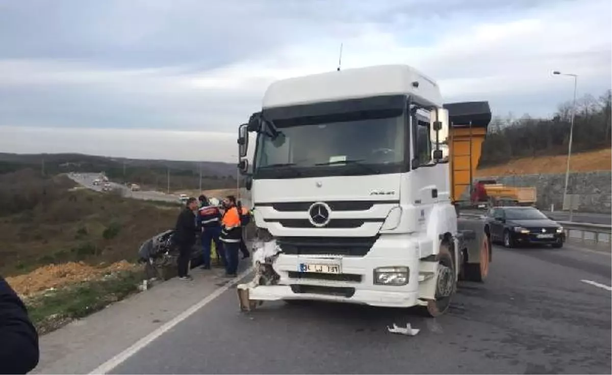 Benzini Biten Araca Hafriyat Kamyonu Çarptı: 1 Yaralı