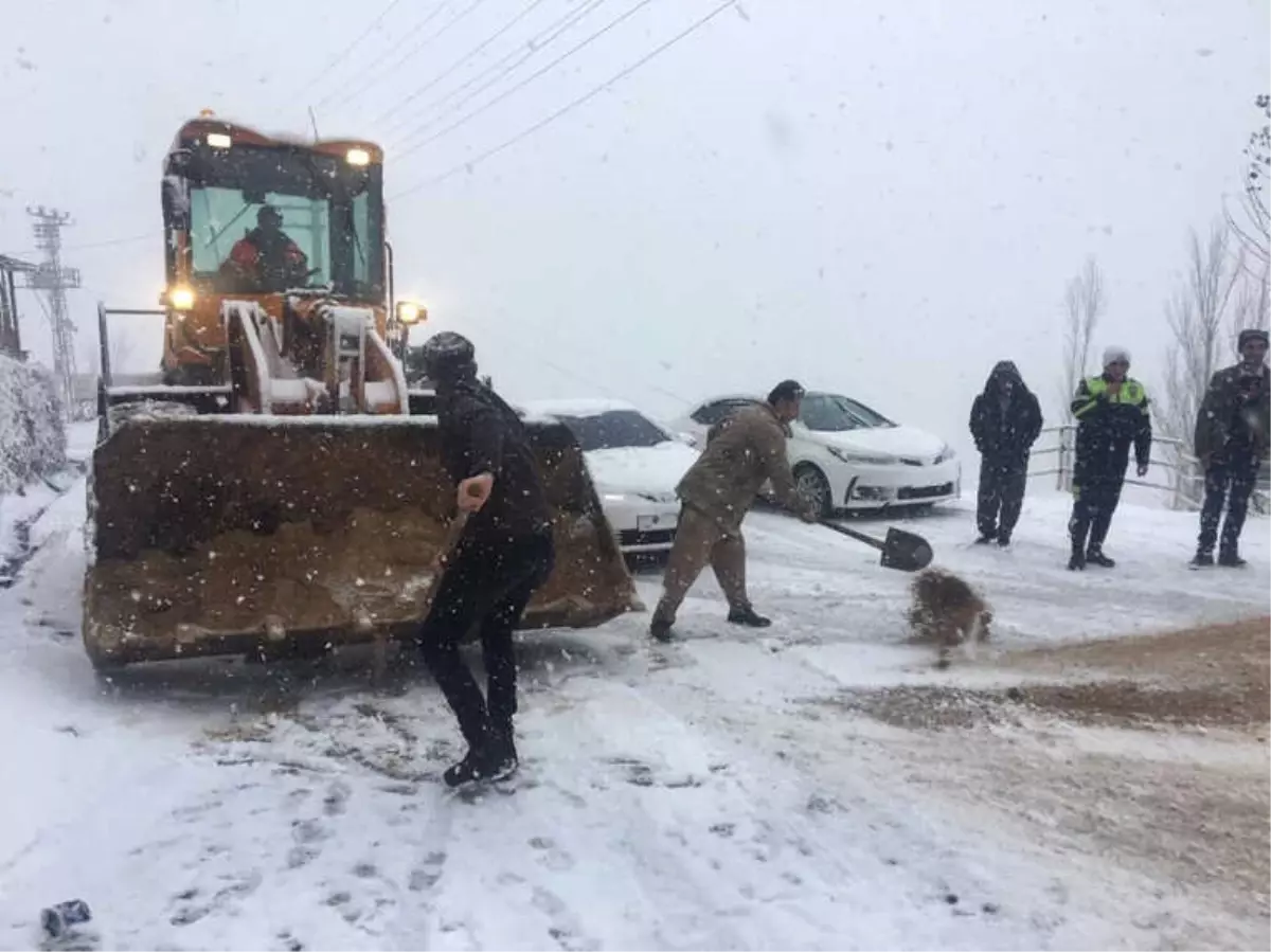 Beytüşşebap\'ta Kar Yağışı Hayatı Olumsuz Etkiledi